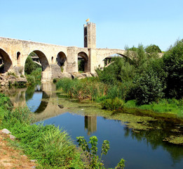 Fototapeta na wymiar Besalu i most zbudowany przez rzymian