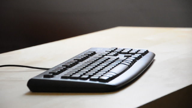 H&auml;nde an der Computertastatur