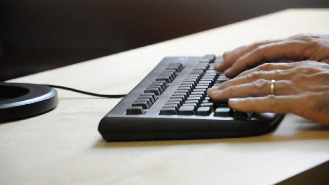 H&auml;nde an der Computertastatur