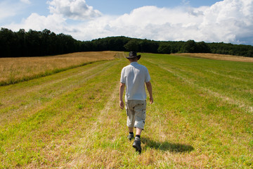 Mann auf Wiese 2