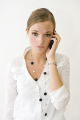 Jeune femme au téléphone