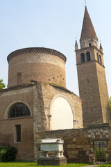 Fototapeta na wymiar Badia Polesine (Rovigo, Wenecja Euganejska, Włochy): Kościół średniowieczny