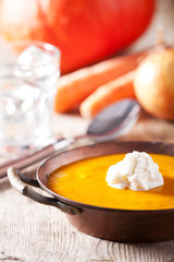 Kürbissuppe mit Sahnehäubchen