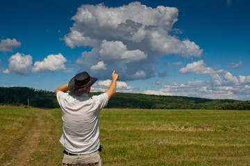 Mann zeigt in Himmel