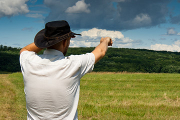 Mann zeigt in Himmel 2