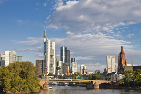 Skyline Frankfurt am Main mit Dom bei schönem Wetter