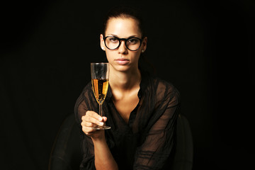 strenge junge Frau mit Sektglas