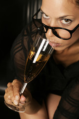 sexy strenge Frau mit Sektglas