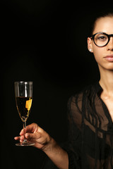 sexy strenge Frau mit Sektglas