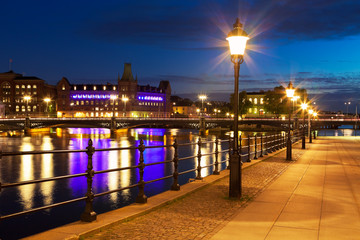 Fototapeta na wymiar Stare Miasto w nocy w Sztokholmie, Szwecja