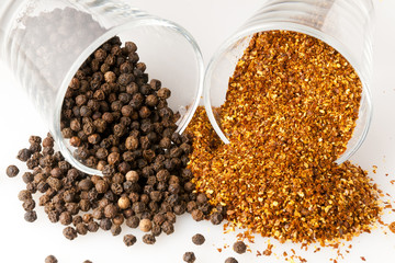 due vasetti di spezie pepe e peperoncino