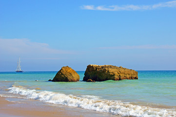 Naklejka premium Strand und Felsen