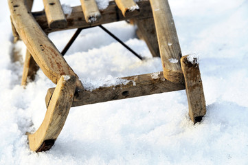 Schlitten im Schnee im Winter
