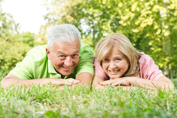 Obraz premium Smiling senior couple relaxed