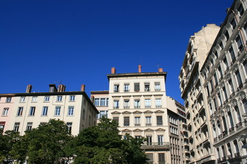 Fototapeta na wymiar façades d'immeubles