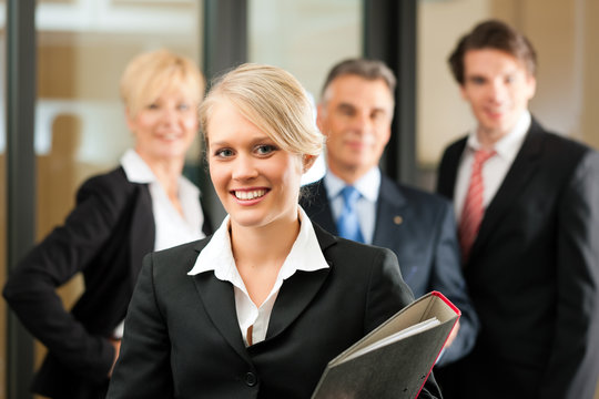Business - Team in einem B&uuml;ro