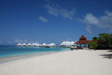 Traumstrand auf den Malediven mit Wasserbungalow