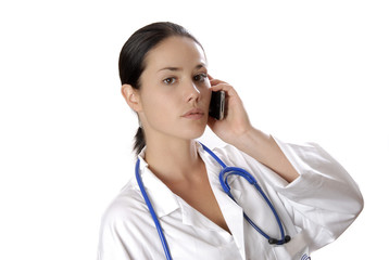 femme médecin téléphone