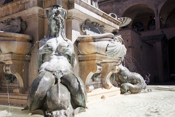 female statue at the base of the fountain of neptune