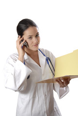 femme médecin téléphone