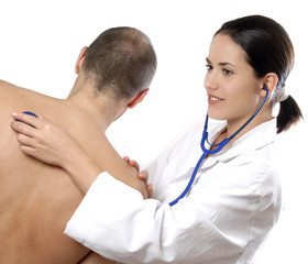 femme médecin auscultation