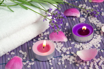Fototapeta na wymiar Relaxen mit Lavendel und Kerzenlicht