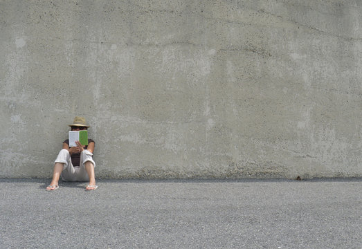 lecture contre le mur