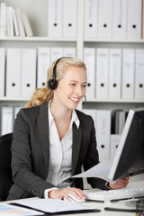 lächelnde geschäftsfrau mit headset