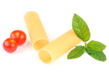 Tubes de cannellonis et  tomates cerises