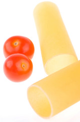 Les cannellonis crus et tomates cerises