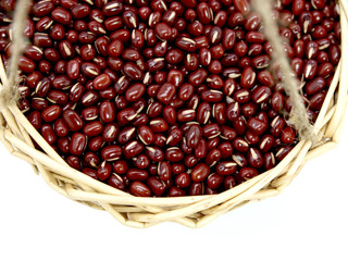 かごに入った小豆のアップ
