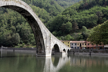 Fototapeta na wymiar Most Diabła. . Toskania