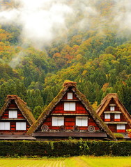 wunderschönes land in japan mit nebel und wunderschönen bergen