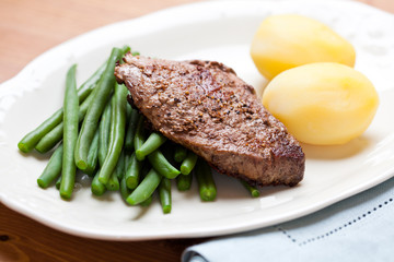 Beefsteak with green beans