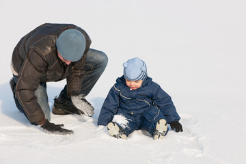 Fototapeta na wymiar Discovering snow with dad
