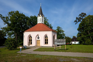 Fototapeta na wymiar Kościół na drodze Dannenwalde