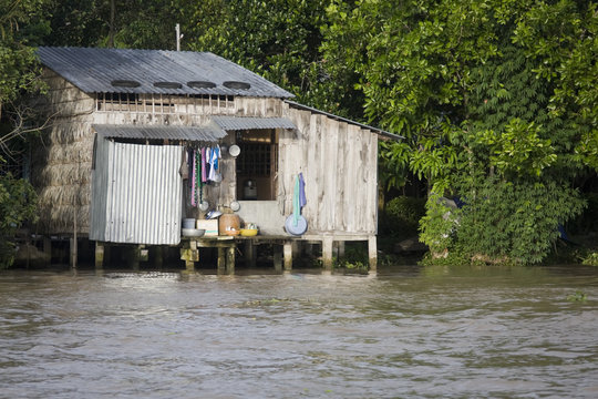 abitazione tradizionale lungo il fiume mekong