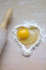 Jajko w sercu z mąki wałek