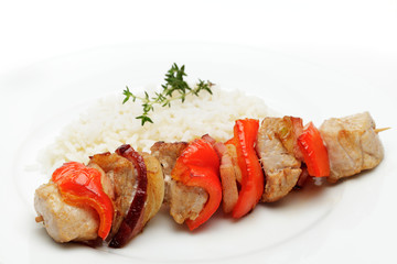 Fleischspieß und Reis