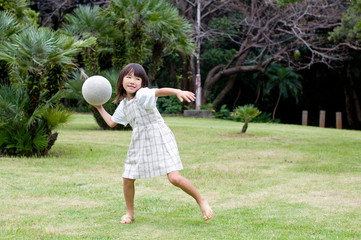 ボールを投げる女の子