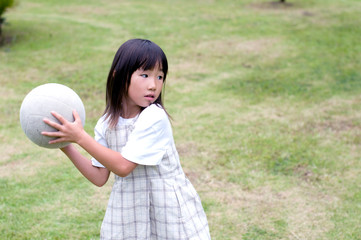 ボールを投げる女の子