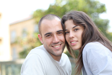 Fototapeta premium Young lovin couple in town
