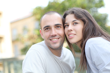 Obraz premium Young lovin couple in town