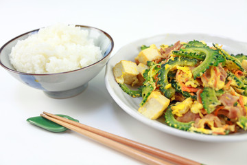 沖縄伝統料理のゴーヤチャンプルー定食