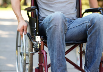 Nach dem Autounfall im Rollstuhl - Mann mit Behinderung im Park Closeup - obrazy, fototapety, plakaty