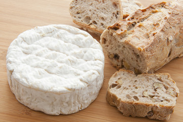 Pain au noix et camembert