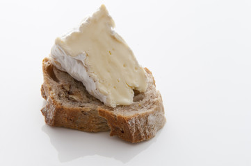 Tartine pain au noix et camembert