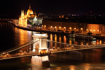 Fototapeta na wymiar Budapest - Hungarian parliament and chain bridge.