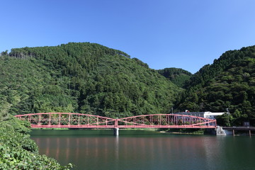 湖にかかる鉄橋と山と青空