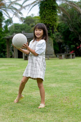 ボール遊びの女の子